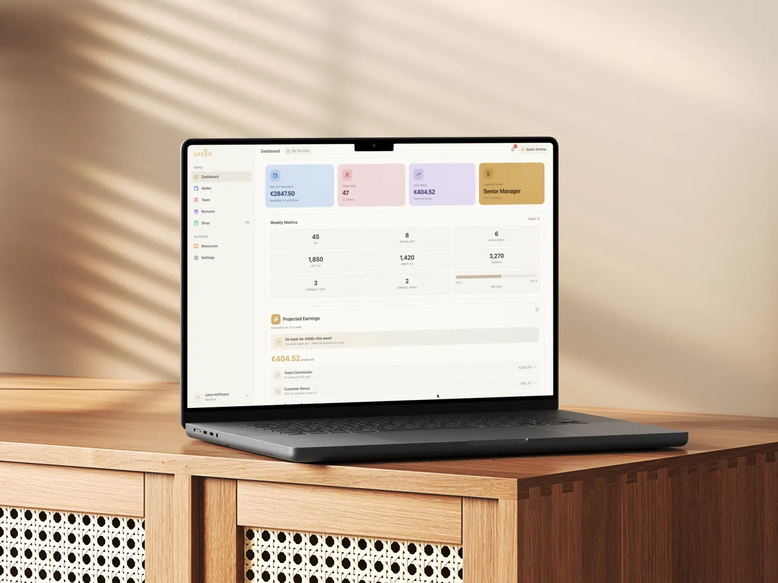 Die Partner-Plattform von LifeUp Global: Dashboard mit Guthaben, Teamgrösse, Wochenwerten und Provisionen.